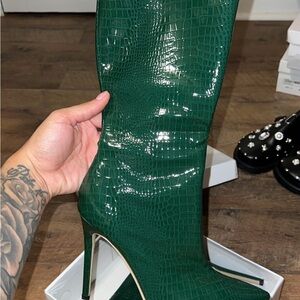Elegant Green Croc-Embossed Women's Boots